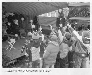 Zauberer Daniel Winzer zaubert auf dem Weihnachtsmarkt Kirchberg, Regen (Bayern)